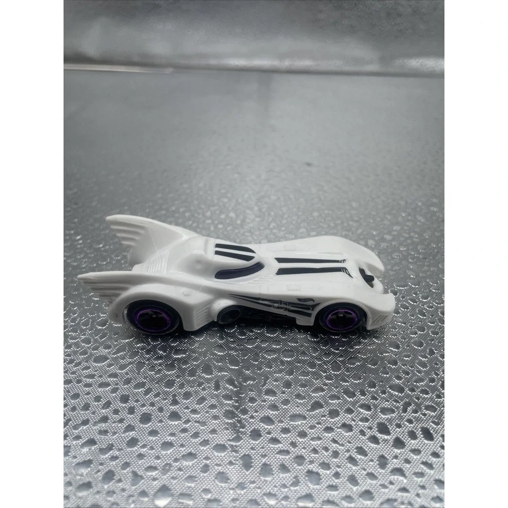 The Batman White Batmobile Collectible 1/64 Scale Diecast Diorama Model 2004